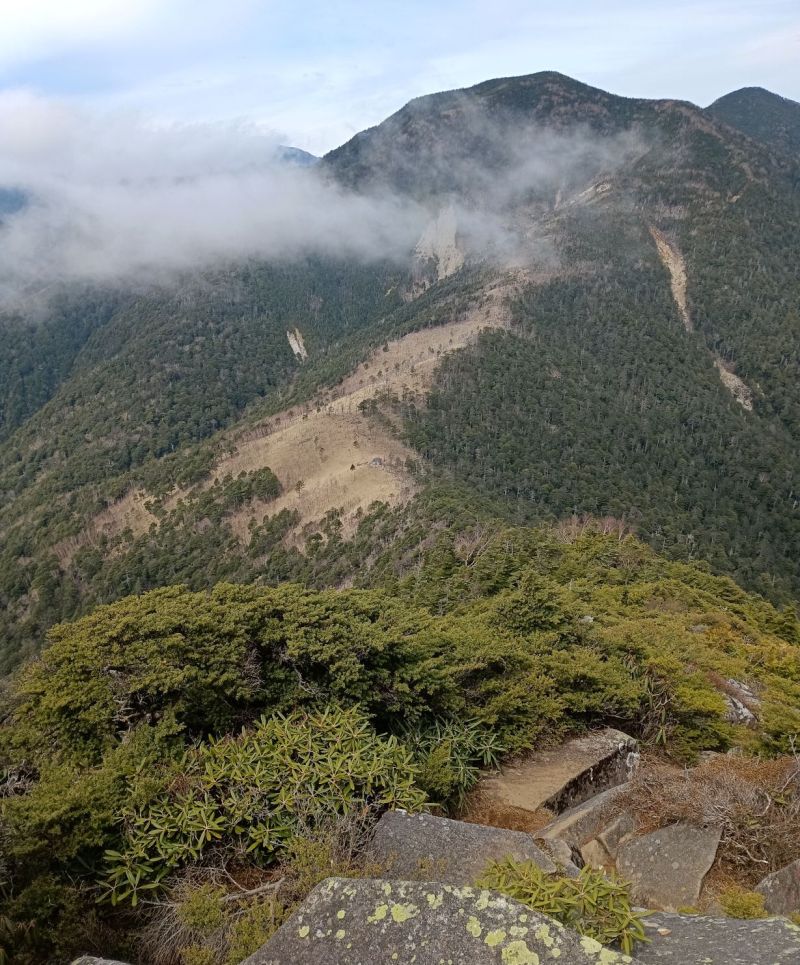 破風山からの大下りと木賊山への登り返し