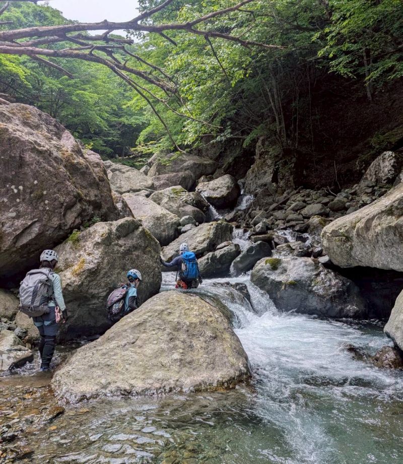 早戸川本流の大岩帯